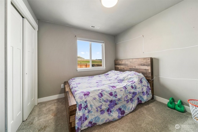 bedroom featuring carpet floors and a closet