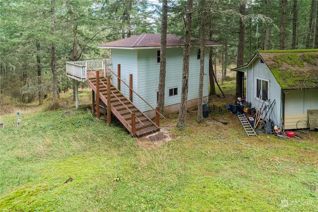 view of yard featuring a storage shed and a wooden deck