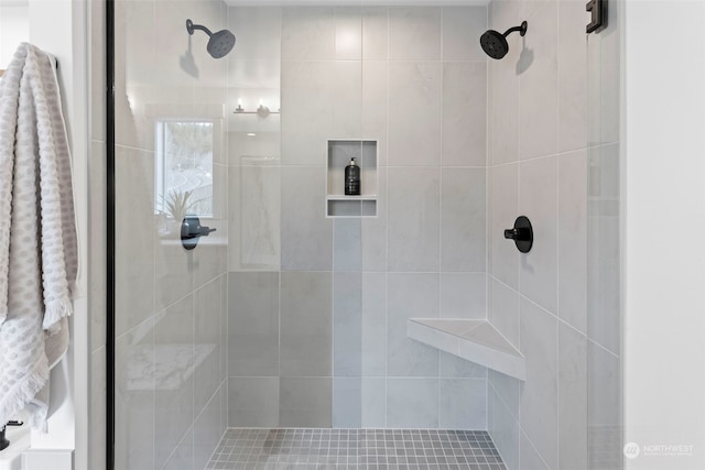 bathroom featuring tiled shower