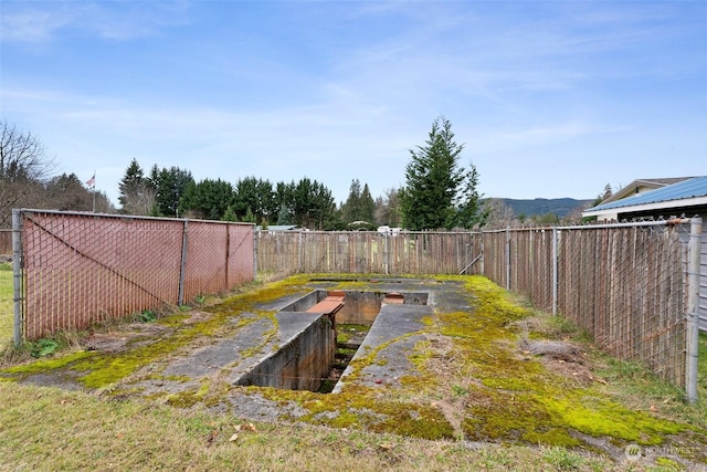 view of yard featuring a mountain view