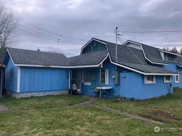 view of front of property featuring a front lawn