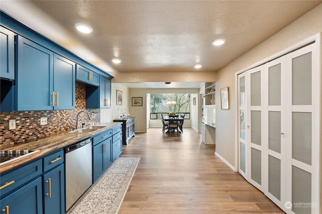 kitchen featuring a textured ceiling, blue cabinets, sink, dishwasher, and light hardwood / wood-style floors