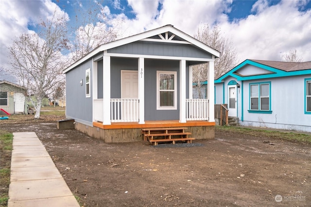 view of front of property featuring a porch