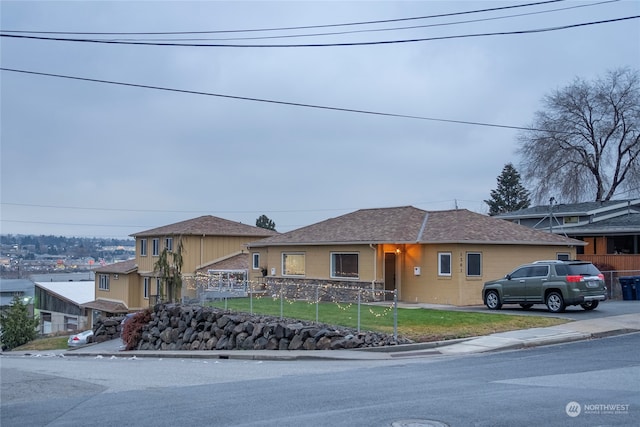 view of front of property with a front yard