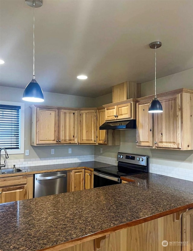 kitchen with sink, kitchen peninsula, stainless steel appliances, and hanging light fixtures