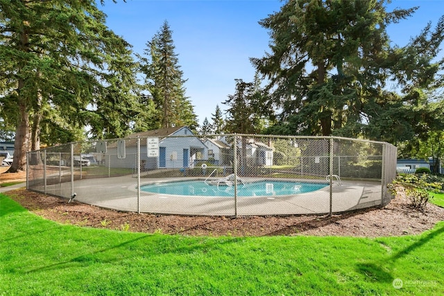 view of swimming pool