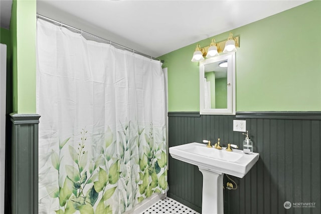 bathroom featuring a shower with curtain and sink