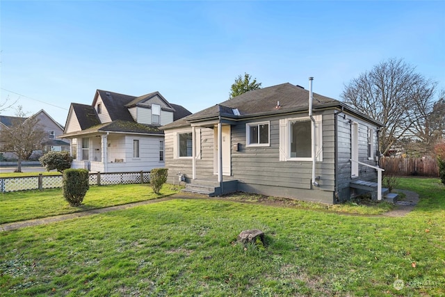 view of front of home featuring a front yard