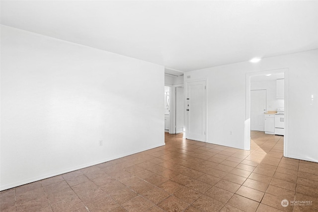 empty room featuring light tile patterned flooring