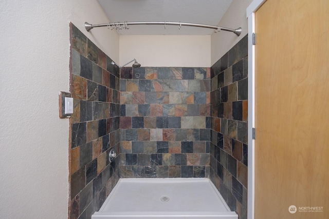 bathroom featuring tiled shower