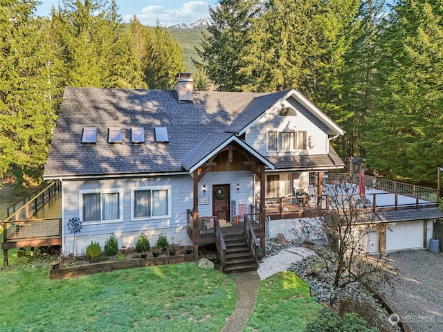 view of front of home featuring a front lawn and a garage