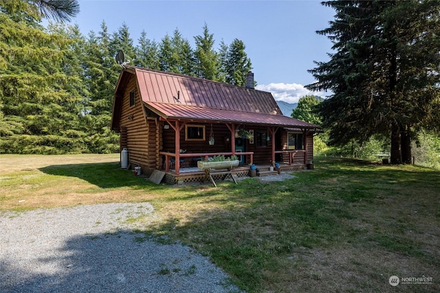 view of front of home featuring a front lawn and a porch