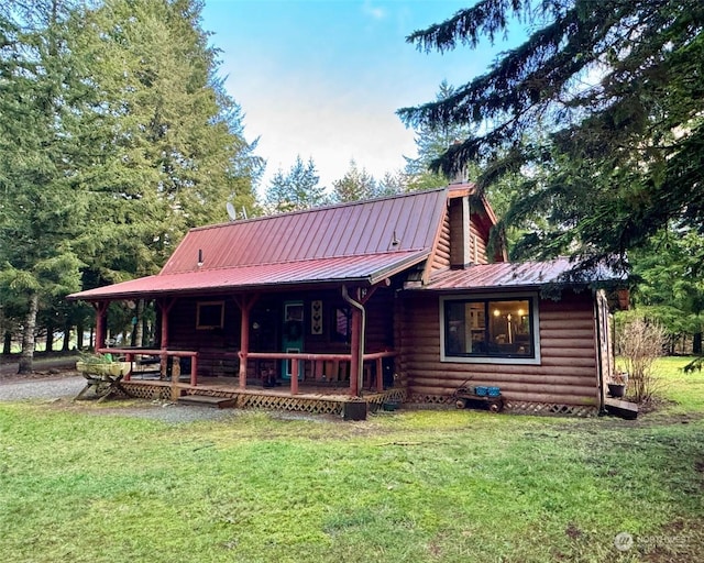 back of house featuring a lawn