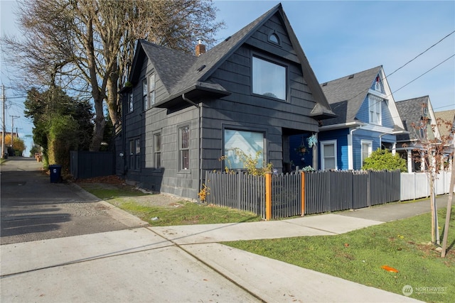 view of front facade featuring a front yard