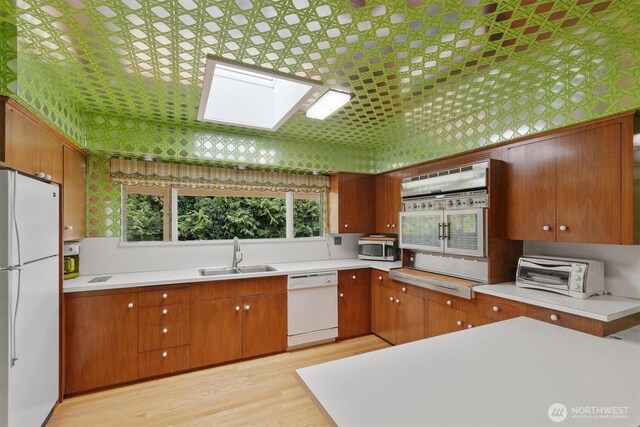 kitchen featuring a toaster, white appliances, an ornate ceiling, and a sink