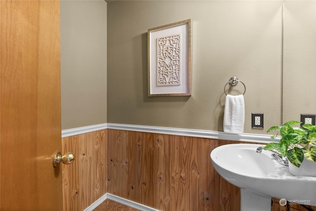 bathroom featuring sink