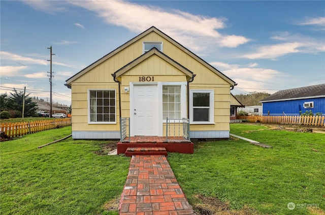 view of front facade featuring a front yard