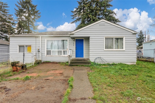 view of front of house featuring a front lawn