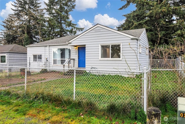 view of front of property featuring a front yard