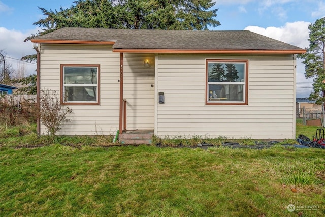 view of front of home featuring a front lawn