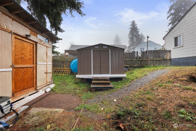 view of yard featuring a storage unit