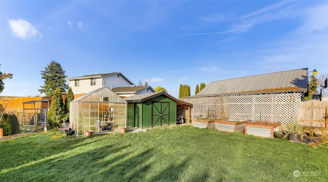 view of yard with an outbuilding