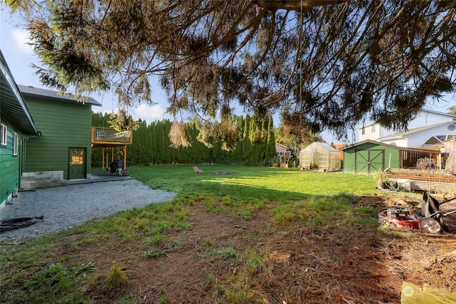 view of yard featuring an outbuilding