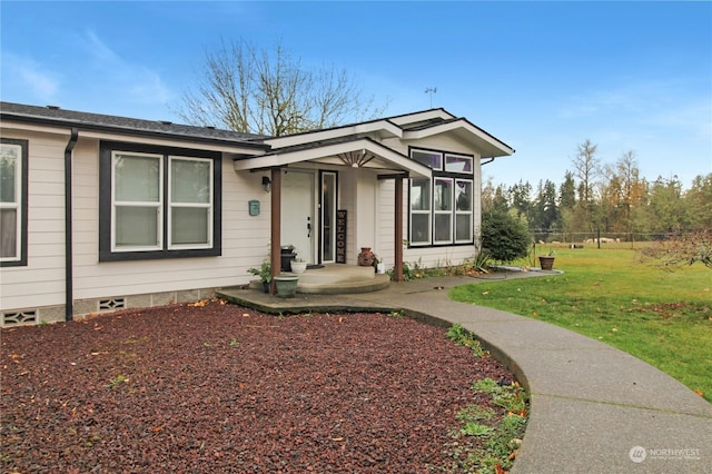 view of front facade with a front yard