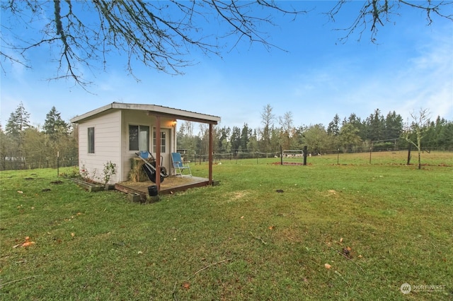 view of yard featuring an outdoor structure