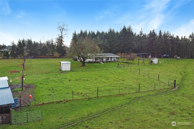 view of yard featuring a rural view