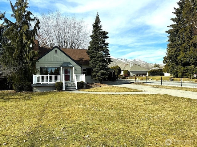 view of front of property featuring a front yard and a mountain view