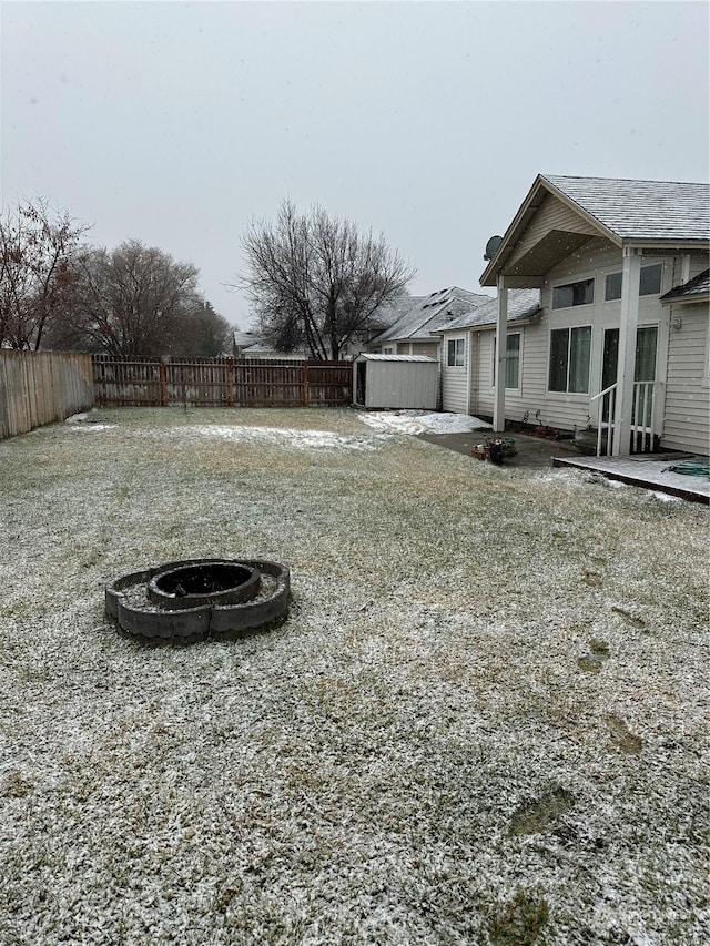 view of yard featuring an outdoor fire pit