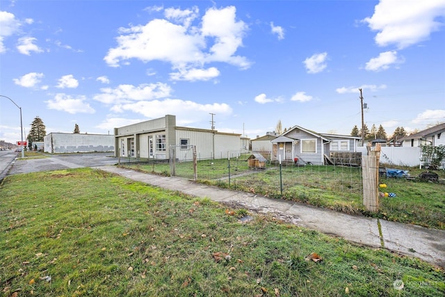 view of front of house featuring a front yard