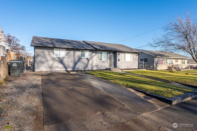 single story home featuring a front lawn