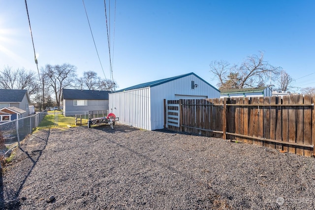 view of yard featuring an outdoor structure and a garage