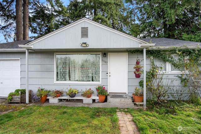 view of front of home featuring a front yard and a garage