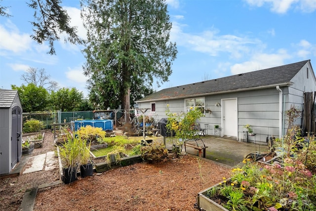 view of yard featuring a fenced in pool