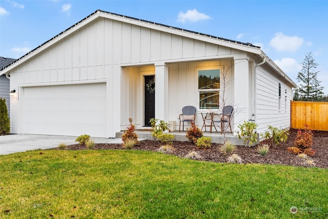 view of front of house featuring a front lawn and a garage