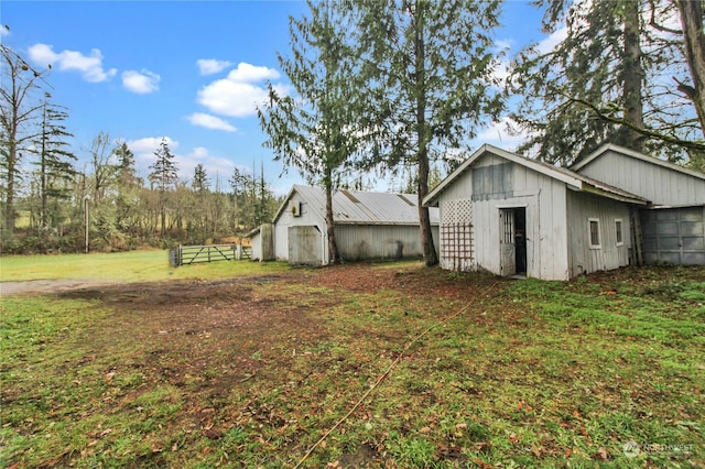 view of yard featuring an outdoor structure