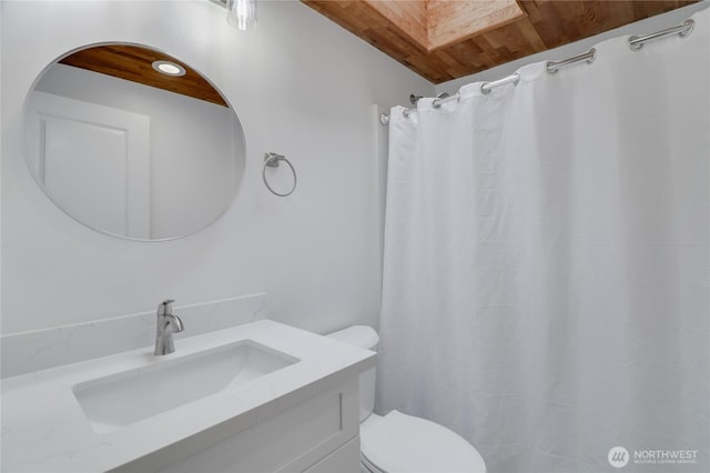 full bath featuring wood ceiling, toilet, vanity, and a shower with curtain