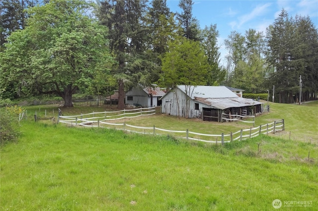view of yard featuring an outdoor structure