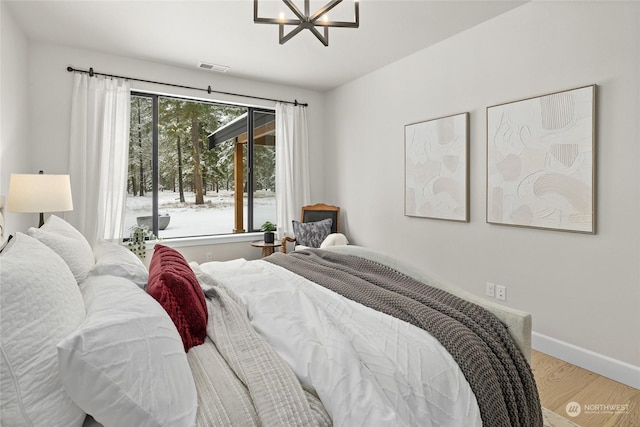 71 Plateau Loop, Cle Elum, WA 98922 - bedroom featuring wood finished floors and a chandelier