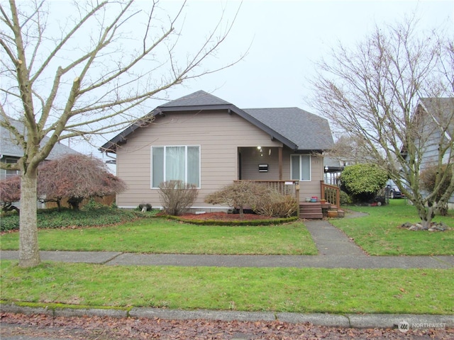 view of front facade with a front lawn