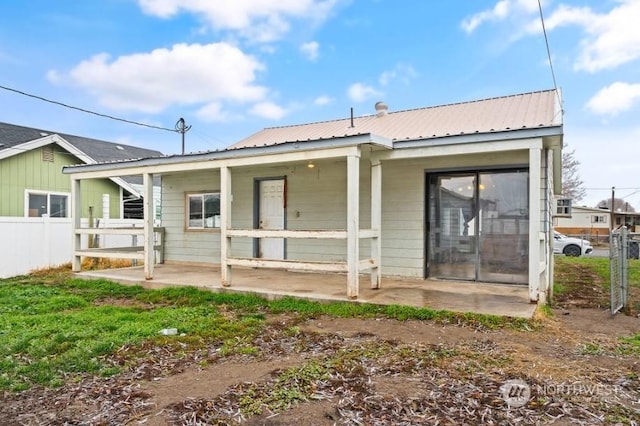 319 4th Ave, Mabton, WA 98935 - back of property with a porch