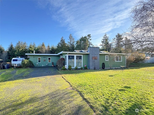 single story home featuring a front lawn