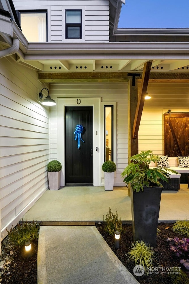 entrance to property featuring covered porch