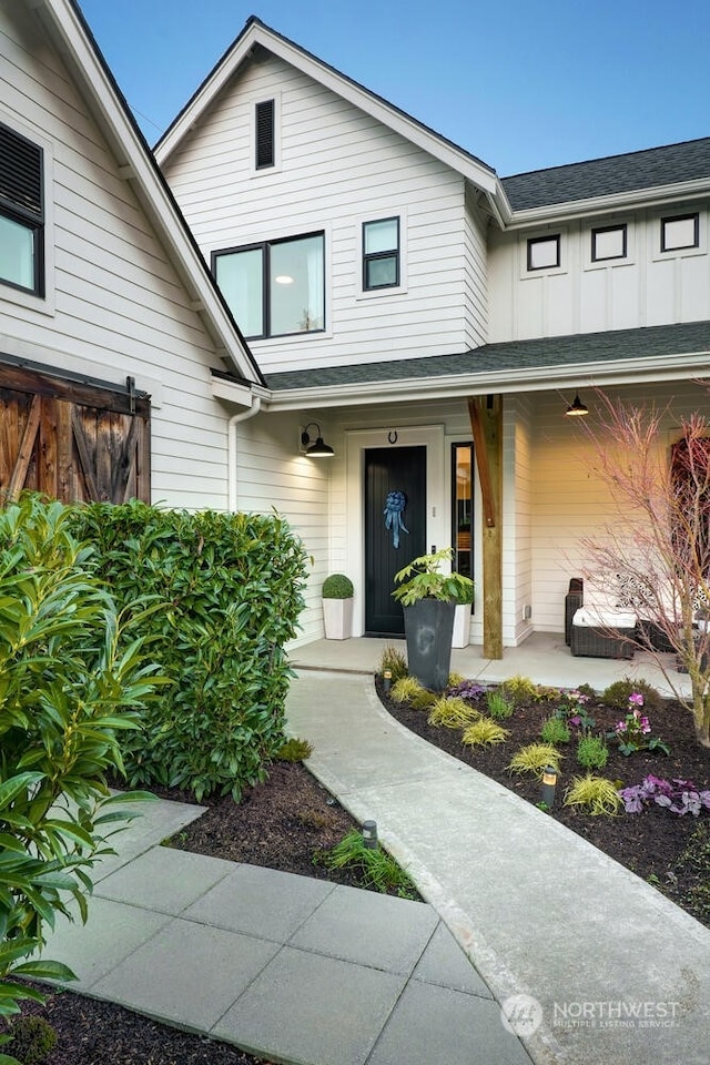 entrance to property featuring a porch