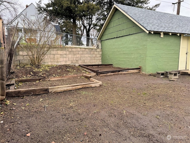 view of yard with an outdoor structure