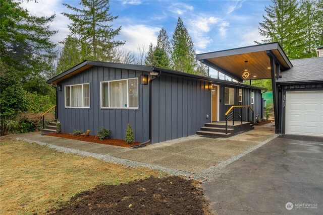 view of front facade featuring a garage