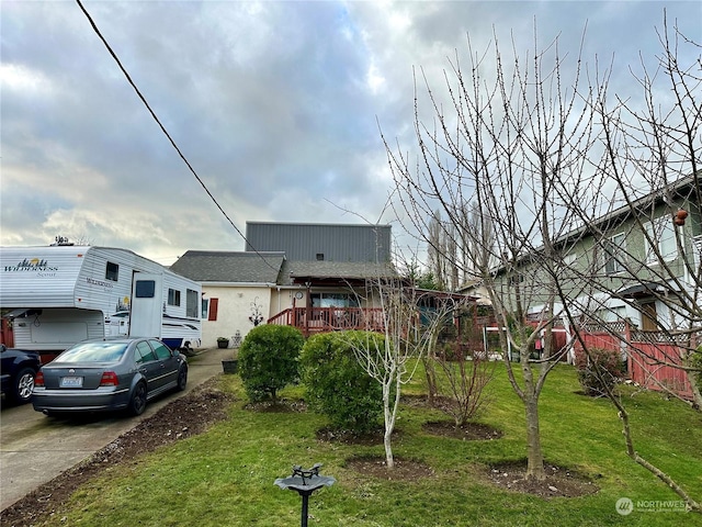 view of front of house featuring a front yard